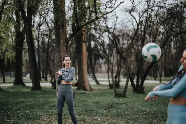 Zwei Athletische Frauen Genießen Ein Lockeres Fußballspiel Freien Und Zeigen — Stockfoto