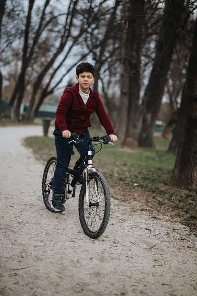 Parkta Bisiklet Süren Neşeli Genç Bir Çocuk Gençliğini Özgürlüğünü Gözler — Stok fotoğraf