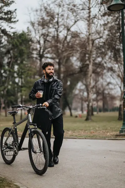 スタイリッシュな男性起業家は 自転車とコーヒーで穏やかな都市公園でリモートワークを楽しんでいます — ストック写真