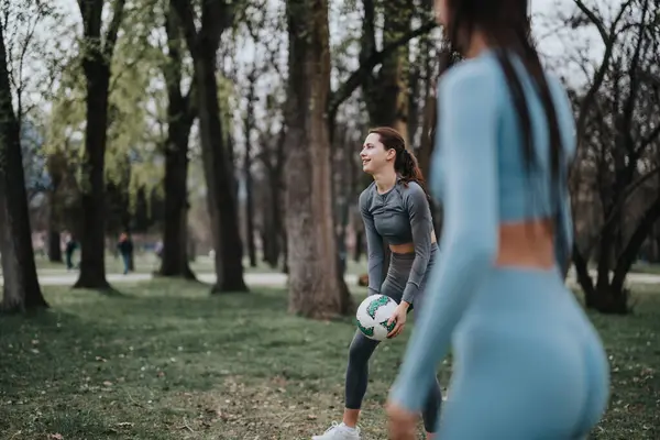 Zwei Athletische Mädchen Spielen Fußball Einem Sonnigen Park Und Zeigen — Stockfoto