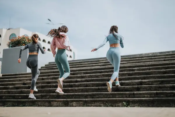 Spor Kıyafetleri Içinde Aktif Genç Arkadaşlar Şehir Ortamında Merdivenleri Tırmanıyor — Stok fotoğraf