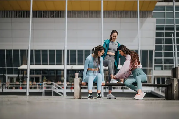 在现代体育设施的健身课后 一群身穿时髦运动服的活跃女性正在休息和聊天 — 图库照片
