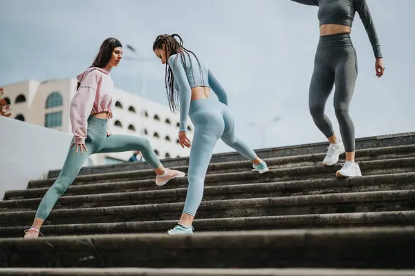 Groep Vrouwelijke Vrienden Die Zich Bezighouden Met Fitness Routine Stadstrap — Stockfoto