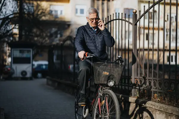Profissional Sênior Ativo Uma Jaqueta Equilibra Uma Bicicleta Enquanto Está Fotos De Bancos De Imagens Sem Royalties