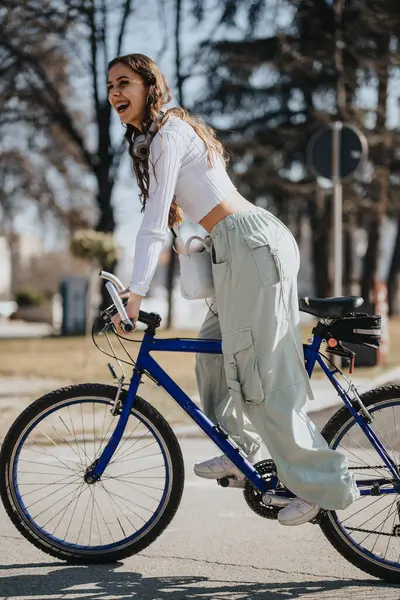 Jovem Alegre Com Fones Ouvido Passeio Bicicleta Livre Expressando Felicidade Fotos De Bancos De Imagens Sem Royalties