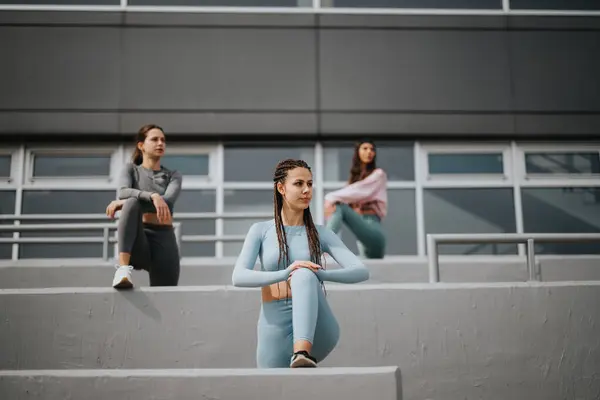 Tres Mujeres Jóvenes Ropa Deportiva Tomando Descanso Escalones Concretos Fuera — Foto de Stock