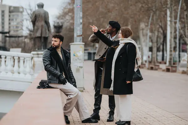 Tres Jóvenes Emprendedores Discuten Trabajo Mientras Están Pie Parque Ciudad — Foto de Stock