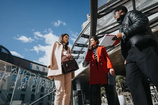 Geschäftskollegen Modischer Winterkleidung Stehen Vor Einem Bürogebäude Und Führen Einem — Stockfoto