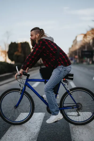 自転車に乗るカジュアルな服装のビジネスマンは 環境にやさしい通勤とリモートワークの柔軟性を象徴しています — ストック写真