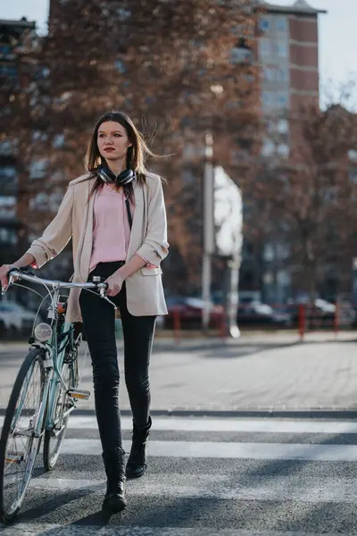 Cycliste Urbain Jeune Femme Mode Avec Vélo Traversant Une Rue — Photo