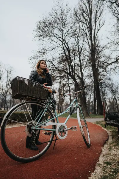 Uma Jovem Elegante Potencialmente Uma Mulher Negócios Pára Andar Bicicleta — Fotografia de Stock