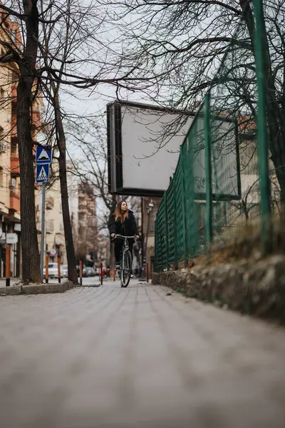 Ein Foto Das Einen Urbanen Radfahrer Auf Einem Fahrrad Auf — Stockfoto