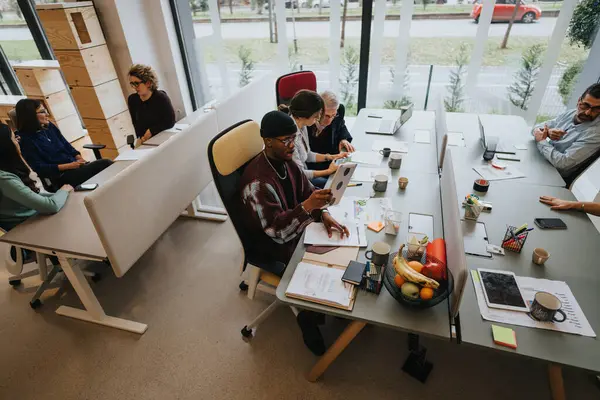 Multiethnische Gruppe Von Fachleuten Bei Einem Geschäftstreffen Einem Modernen Büro — Stockfoto
