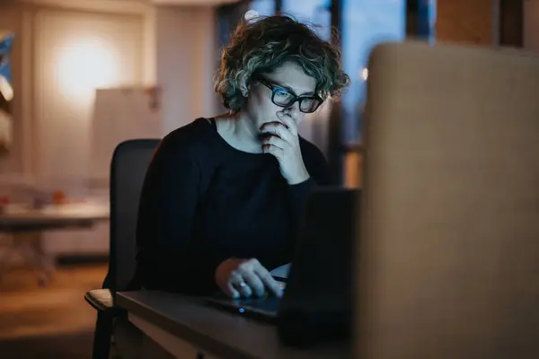 Konzentrierte Geschäftsfrau Arbeitet Später Stunde Schreibtisch Ihres Büros — Stockfoto