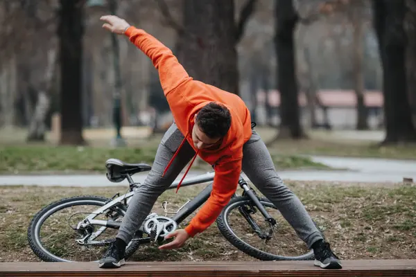 Homme Tenue Sport Étire Côté Bicyclette Dans Parc Par Une — Photo