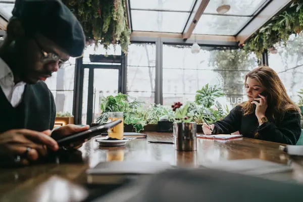 Jeunes Entrepreneurs Concentrés Engageant Dans Des Activités Commerciales Dans Café — Photo