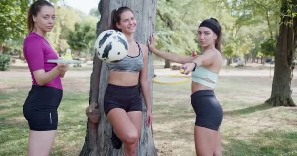 화창한 공원에서 배드민턴 라켓과 들고있는 가벼운 마음의 순간을 공유하는 여성과 — 비디오