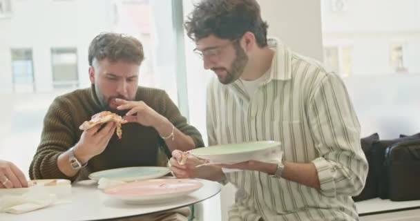 两个年轻的男人 商业上的同事 在一个明亮的咖啡馆里享受着轻松的午休 — 图库视频影像