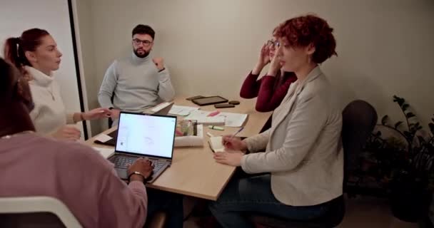 Багатокультурна Команда Співробітників Займається Стратегічним Плануванням Мозковим Штурмом Корпоративному Офісі — стокове відео