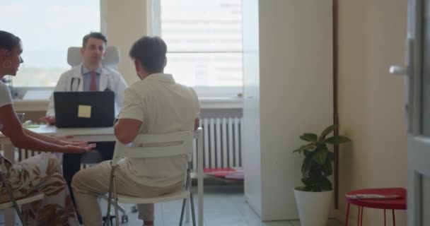 Arzt Informiert Ein Junges Paar Über Positive Oder Gute Medizinische — Stockvideo