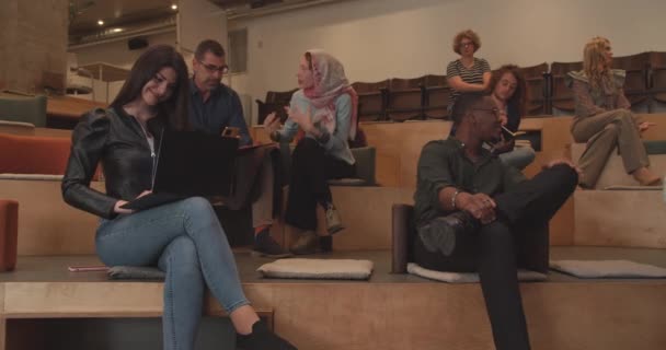 Çeşitli Yaşları Irkları Dinleri Kapsayan Çeşitli Bir Grup Insan Amfitiyatro — Stok video