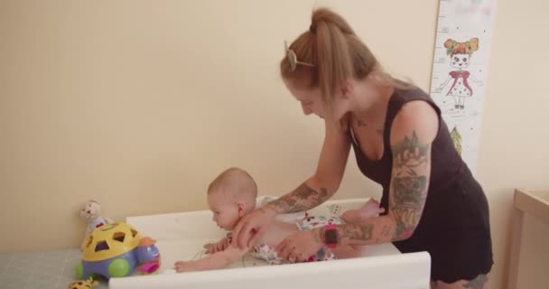 Мати Переодягається Дитини Лікарню Після Закінчення Медичних Оглядів — стокове відео