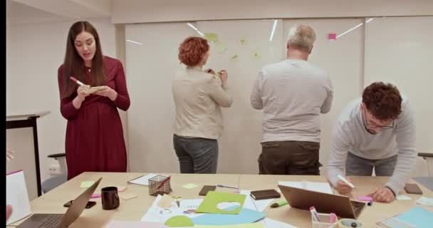 Professionnels Affaires Concentrés Collaborant Projet Utilisant Des Notes Collantes Sur — Video