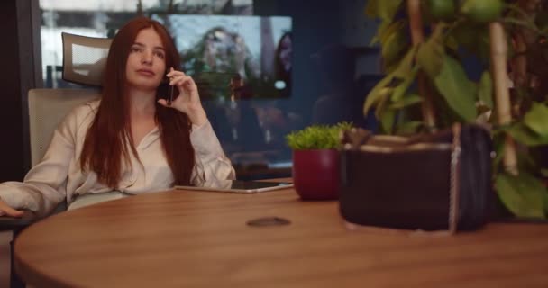 Bizneswoman Prowadząca Badanie Satysfakcji Klienta Przez Telefon Podczas Pracy Siedzenia — Wideo stockowe