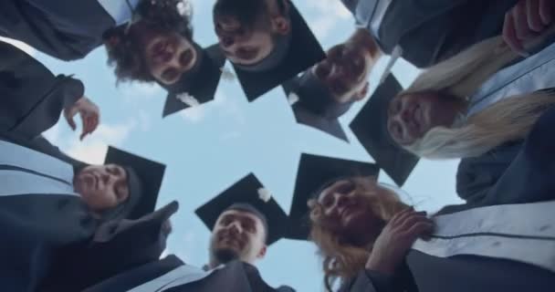 Los Estudiantes Ponen Sus Manos Juntas Celebrando Exitosa Graduación Con — Vídeos de Stock