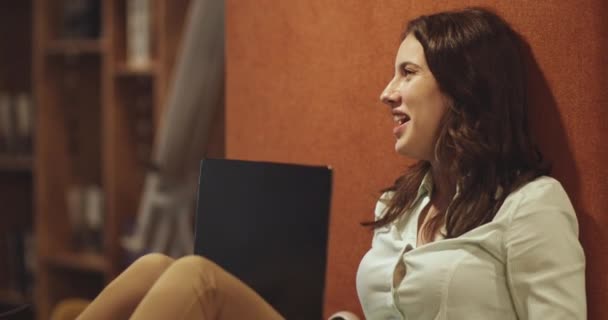 Linda Funcionária Sexo Feminino Tendo Uma Conversa Com Seu Namorado — Vídeo de Stock