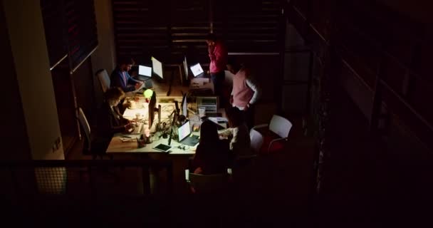 Grupo Colegas Resueltos Trabaja Horas Extras Una Oficina Débilmente Iluminada — Vídeos de Stock