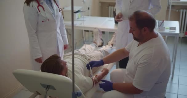 Trois Médecins Expérimentés Examinant Jeunes Patients Masculins Hôpital Ils Lui — Video