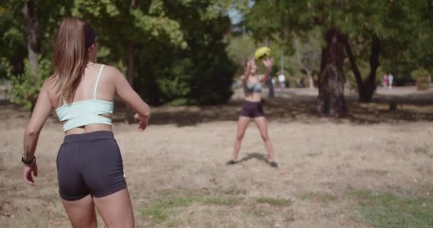 活跃的年轻女性朋友在户外享受球赛 在一个充满活力的公园场景中 休闲和夏天的乐趣被捕捉 — 图库视频影像