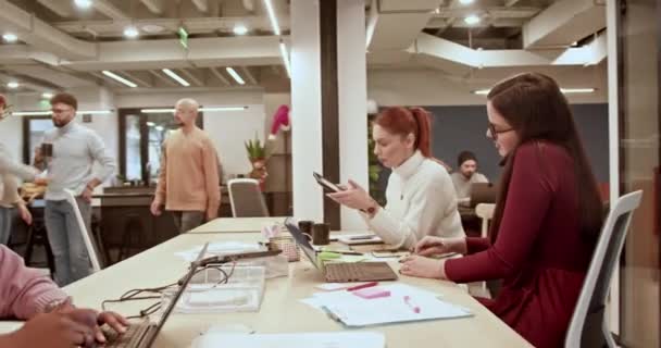 現代のオフィス環境でコラボレーションとブレインストーミングを行う多種多様なビジネスチームが 企業の成功に向けて取り組んでいます — ストック動画
