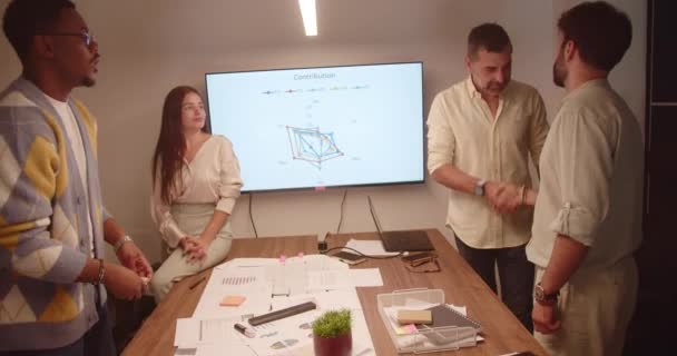 Generatieoverschrijdend Architecturaal Team Bespreekt Blauwdruk Projectkosten Verkoop Winstgevendheid Moderne Indoor — Stockvideo