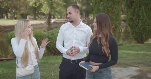 Grupp Unga Universitetsstudenter Tar Paus Parken Chattar Och Njuter Varandras — Stockvideo