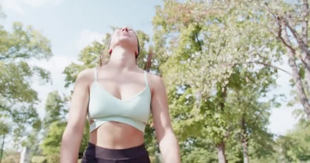 Aktywne Kobiety Odzieży Sportowej Robią Sobie Przerwę Ćwiczeń Świeżym Powietrzu — Wideo stockowe