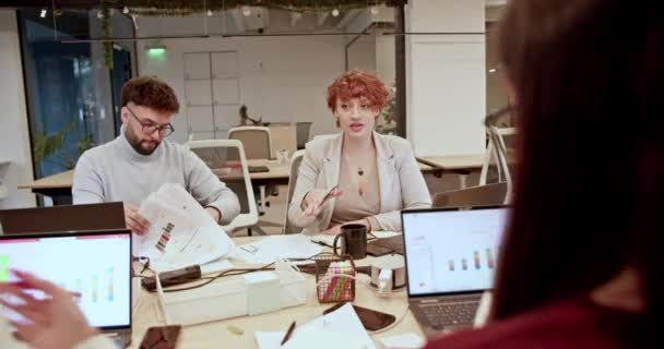Мультиэтнические Коллеги Сотрудничают Используя Ноутбуки Хорошо Освещенном Рабочем Пространстве Праздничным — стоковое видео