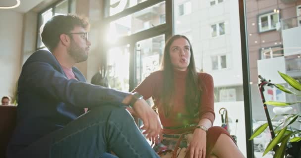 Hombre Una Mujer Teniendo Una Conversación Reflexiva Dentro Café Iluminado — Vídeos de Stock