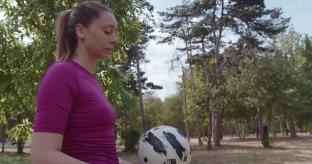 Сосредоточенная Молодая Женщина Спортивной Одежде Балансирует Футбольный Мяч Пальце Тишине — стоковое видео