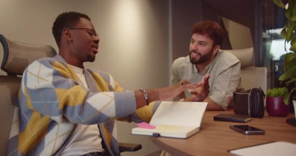 Mitarbeiter Verschiedener Rassen Diskutieren Neue Projekte Erklären Einander Schritte Und — Stockvideo