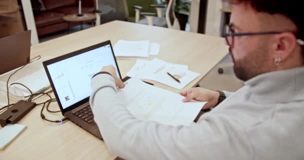 Фокусований Бізнесмен Аналізує Графіки Ноутбуці Сучасному Офісі Планує Прибутковість Зростання — стокове відео