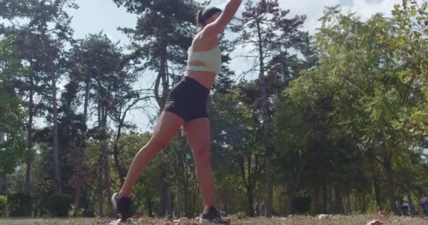 Aktywna Kobieta Łapiąca Rzucająca Piłkę Podczas Ćwiczeń Fitness Przyjacielem Parku — Wideo stockowe