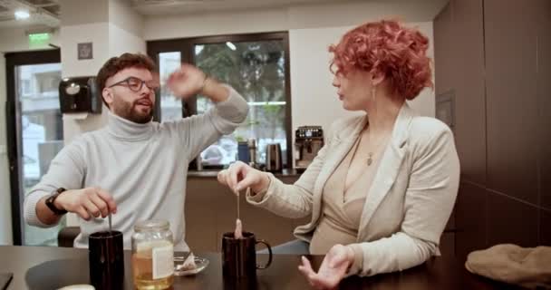 Ung Man Och Kvinna Samtalar Lättvindigt Över Kaffe Ett Modernt — Stockvideo