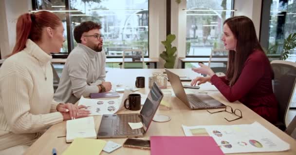 Колеги Які Співпрацюють Сучасному Офісі Оточені Ноутбуками Документами Спрямовані Підвищення — стокове відео