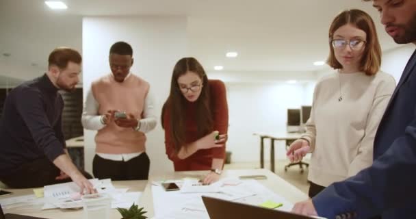 Mixed Race Collega Werken Intensief Samen Aan Business Growth Strategieën — Stockvideo