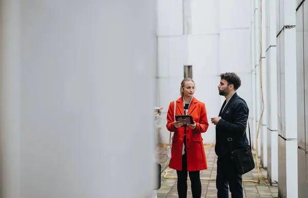 Ein Mann Und Eine Frau Business Outfits Stehen Draußen Und — Stockfoto