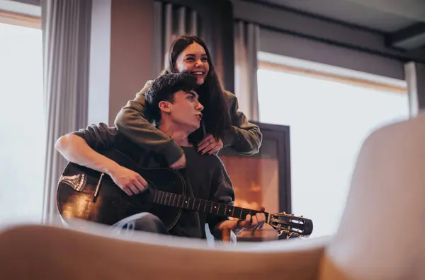 Romantischer Moment Liebespaar Spielt Gemeinsam Gitarre Gemütlichen Heim Ambiente — Stockfoto