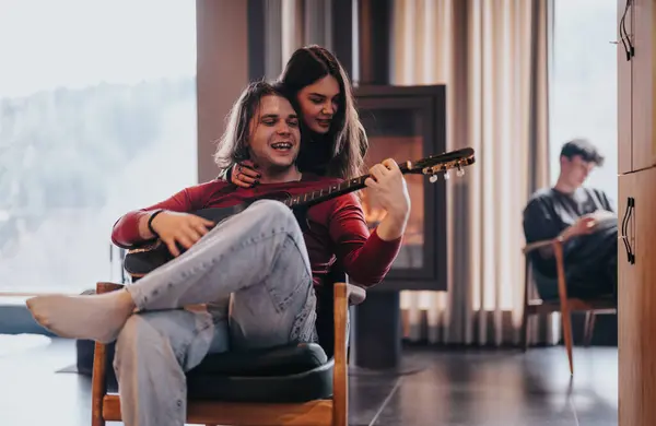 Eine Frau Spielt Gitarre Während Sie Gemütlich Sitzt Während Ihr — Stockfoto