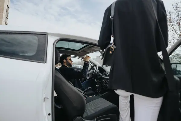 Foto Van Een Professionele Man Met Baard Die Zijn Auto — Stockfoto
